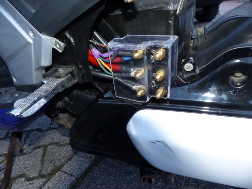 Motor-Klemmbrett_abgedeckt.JPG (359.72 KiB) 4416 mal betrachtet Motor-Klemmbrett_abgedeckt.JPG