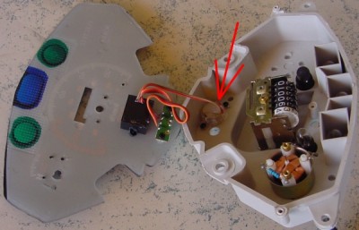 Knopfzelle im Betteriehalter - siehe roter Pfeil