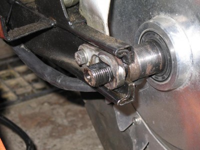 elekt3.JPG (77.4 KiB) 2147 mal betrachtet doppelte Drehmomentstütze links hinten ohne Mutter