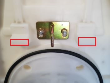 Wenn ich an den rot markierten Stellen eine mind. 2 cm<br /> dicke Lage Fenster-Abdichtband testweise aufbringe, <br />klappert es fast nicht mehr, eben in Anhängigkeit der <br />Höhe der Kleberei. Es bleibt ein Spalt, bei dem evtl. bei <br />Regen durchaus Tröpfchen eindringen können, da die ja<br /> im Verkehr nicht immer von oben kommen (Spritzwasser).<br />M.E. nicht gut, da Akkufach betroffen!