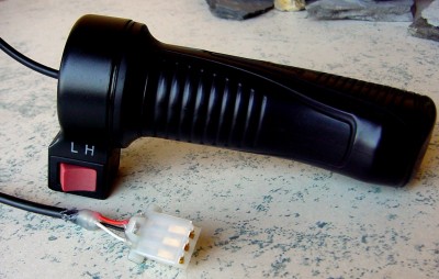 Wuxing_Hall-Drehgriff_linear_E-Sprit_Fury.jpg (370.61 KiB) 949 mal betrachtet Stecker ist vorn 6,1 x 14,2 mm groß und bis zum Anschlag hinten18,2mm lang. Passend für 22mm Lenker-Rohr. Anschlusskabel bis Steckeranschalg 45cm lang.