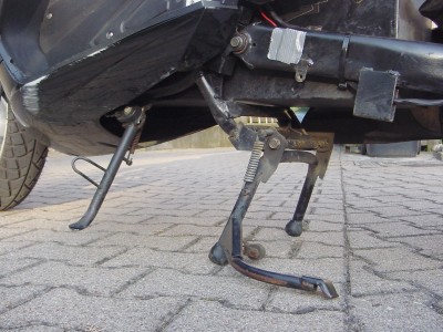 Der graue Klebebandpacken auf der Schwinge beruhigt zumindest die vordere Ecke der Schwingverkleidung...