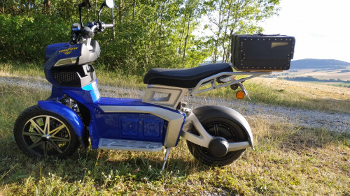 IMG_20190721_191810~01.jpg (1.22 MiB) 5171 mal betrachtet Ein alter Filmrollen Koffer als top case auf dem itank