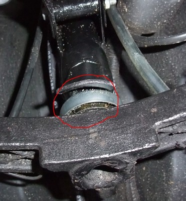 was mich ein wenigt verdutzt ist, dass die Kugeln sichtbar und leider auch gut zugänglich sind für aller Art Schmutz wie Sandkörnchen etc. Ein abdeckender Ring ist hier wohl nicht mehr machbar gewesen??