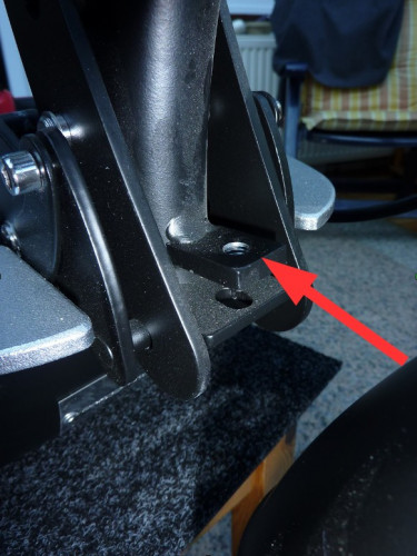 Bild 10 [Alternative Sicherungsmöglichkeit am vorderen Ende des Akkufachs]