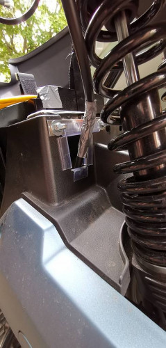 05_Hawk_26_3_2_Klemmschiene_05_IMG_20190813_172318.jpg (326.34 KiB) 2466 mal betrachtet Radkasten eingeschnitten und mit Verbindungsblechen stabilisiert.