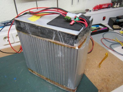 IMG_1436 (1024x768).jpg (486.33 KiB) 5581 mal betrachtet Das Oberteil das hier noch drauf ist, hab ich mitlerweile entfernt. Das ist eine Isolierte Aluplatte mit viel Klebeband und Silikonscheiben. Darunter ist die Balancerelektronik und sämtliche Anschlüsse.