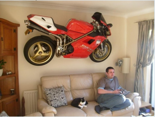 Motorrad im Wohnzimmer.png