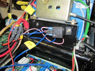 Das Relais schaltet bei niedriger Zellenspannung die Freigabe vom Controller ab