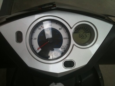 IMG_0620_1024x768.jpg (103.08 KiB) 95726 mal betrachtet Neuer Tacho mit digitaler Voltanzeige