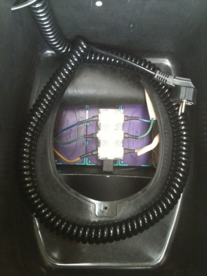 IMG_0621_576x768.jpg (72.31 KiB) 95726 mal betrachtet Die 60AH GBS Zellen, sowie die 3 Motorphasenkabel<br />Ladegerät on board