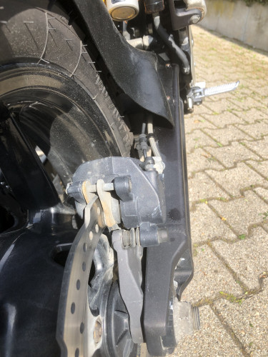 Zero-S-GFK-Spritzschutz-rechts-mit-Bremsleitungsschellen-detail-von-hinten.JPG