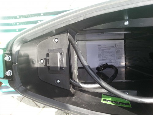 Leerer Akkuschacht (Platz und Kabel für 2 Akkus)