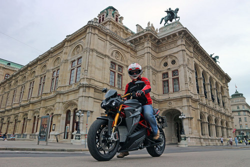 21_armin-hoyer_selfie_energica-eva-ribelle-staatsoper-wien.jpg