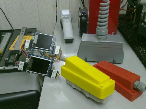 Hinten seht Ihr das Originalgehäuse und am roten Stecker kommt dann das externe Ladegerät