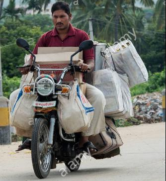 Indischer Mann auf Roller mit Ware auf den Markt.jpeg