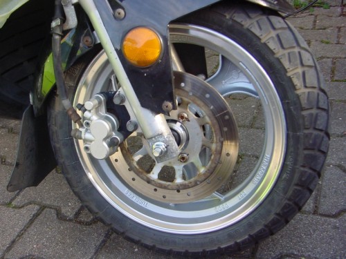 Neues_Vorderrad.JPG (297.78 KiB) 1092 mal betrachtet Rechts oben ist die eine Hälfte der notwendigen Bleigewichte zu sehen...