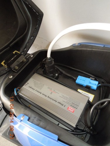 Das Ladegerät im Stauraum, darüber die 7-polige KFZ-Dose