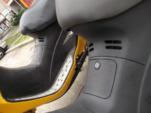 Suzuki Epicuro und Solar Scooter Sport1 kl.jpg