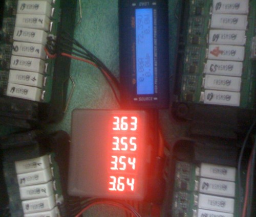 IMG_3260_1500x1275.jpg (219.13 KiB) 12255 mal betrachtet Ladung mit Original-Lader bis 72,4V<br />Keine Zelle rutscht über 3,64V<br />3,64V ist die maximale Spannung bei einigen Zellen