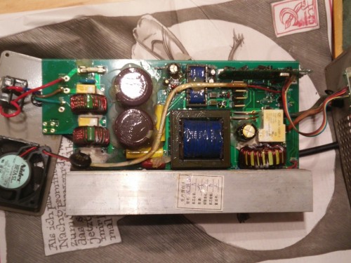 Totale (das "Brandloch" in der Platine ist auf der Rückseite unterhalb des silbernen Metallkörpers, aus dieser  Sicht ganz links.)