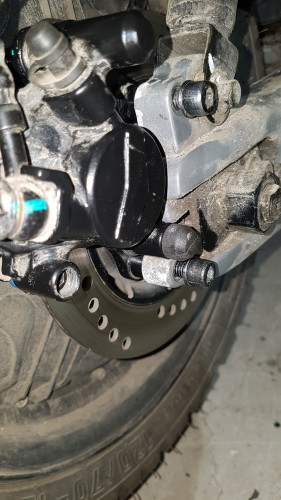 Bremse Hinten NIU NQI PRO 45 kmh vom 09.04.2022 (12).jpg (5.88 MiB) 784 mal betrachtet die beiden Schrauben die den Bremssattel halten sind in meinen Augen minderwertig und werden durch A2 Schrauben ersetzt