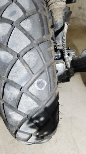 wieder nen Plattten 20220424_110031.jpg (5.36 MiB) 1754 mal betrachtet zwei mal innerhalb von 6 Monaten.......... dachte zuerst nur ein Stein und die Luft kommt woanders raus ( werde mir mal Leckfinder kaufen ) . Nö, beim leichten reindrücken viel der Nagelrest in den Reifen. Von 2,3 Bar auf 0,8 Bar innerhalb von ca. 6 Std. im Stand und am Fahren. Das ging leider nicht mehr.