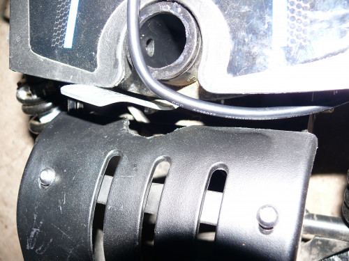 Motoradeckung ausgeschnitten für die Entriegelung der Sattelstange