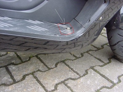 Rot die ca. Ausdehung des Sees, weiße Pfeile zeigen auf die neuen Ablaufbohrungen (draufklicken zum vergrößern)