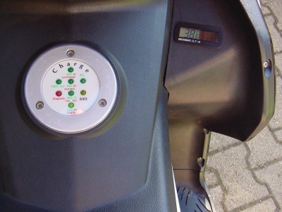 Links die neue (alte?) Ladeanzeige, rechts sagenhafte 38,6°C im Batteriepack!