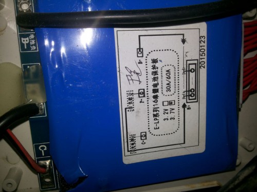 BMS mit paar Kabeln sichtbar