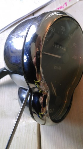 Mit einem Schlitzschraubenzieher in der Fuge ansetzen