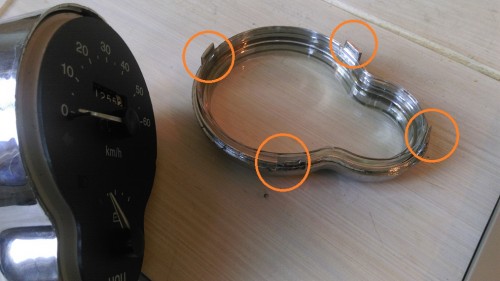 Vier Klickverbindungen am Tachoglas