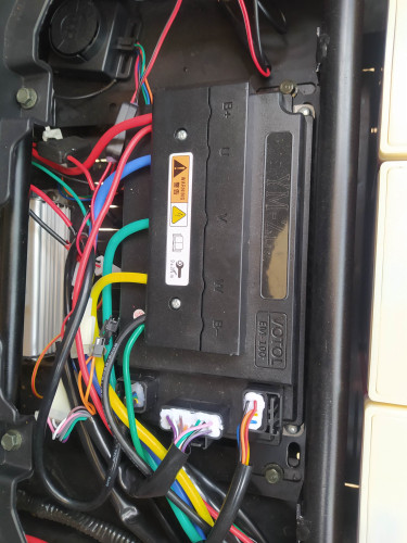 Foto 3.jpg (4.09 MiB) 2427 mal betrachtet Controller Votol EM 100 und Verkabelung
