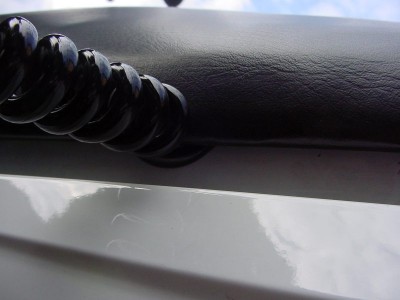 Kabel draußen, Sitzbank zu (braucht nur ein klein bisschen Nachdruck beim Schließen)