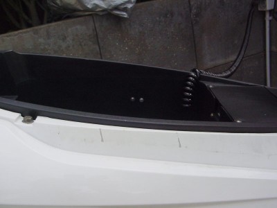 Aber da es eine Kunststoff-Verkleidung ist und die Stelle bei geschlossener Bank nicht sichtbar: kein Problem :-)