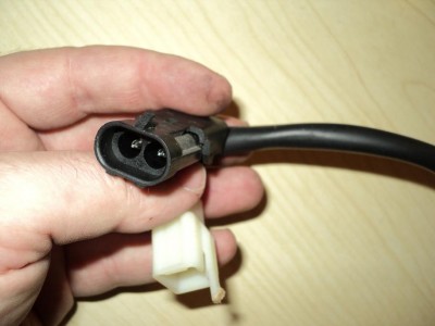 Stecker der schwarze 2-polige gilt, der andere baumelt funktionslos.jpg