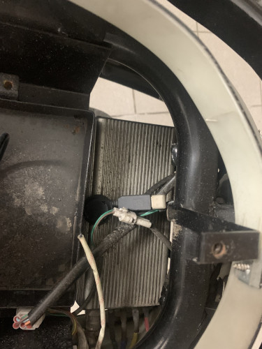 Dort ist der USB A Anschluß zu sehen.