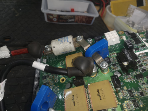 sicherung und batterieanschlüsse 2.jpg