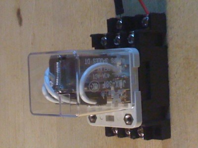 Neues Relais getrennt vom Sockel ( nur gesteckt )<br />Nummern 1-9 und A und B sind ersichtlich!