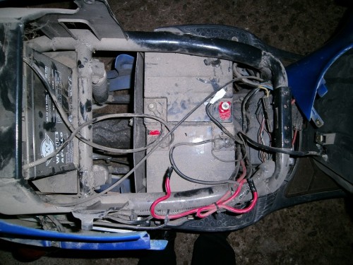 Hier sieht man 2 Akkus, das rosa Kabel mit der schwarzen Isolierung verbindet man mit der Hauptsicherung, das weiße-isolierte schwarze Kabel wurde schon von einem Akku abgenommen.