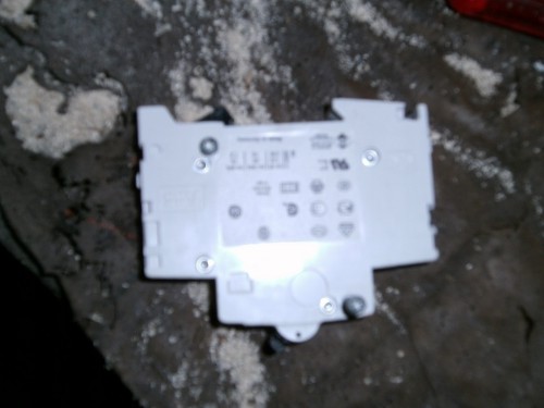 Hier ist noch ein unscharfes Foto der abmontieren Hauptsicherung