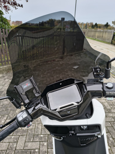 Das kleine Original-Windschild habe ich mittels einer festen Unterlage aus Gummipolstern und längeren Schrauben wieder montiert.