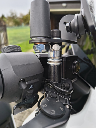 Als Abstandshalter dient mir hier eine übriggebliebene Klemmringverschraubung einer Waschtisch-Niederdruckarmatur. Sie hat genau 10mm Innendurchmesser.