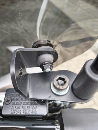 Die beiligenden Treibschrauben habe ich duch metrische ersetzt. Dafür das kleine Kunststoffteil durchbohrt und verschraubt. NIch sehr elegant vielleicht, aber für mein dafürhalten haltbarer, als die 1...2 Umdrehungen mit der Treibschraube ins Kunststoff gepiekt.