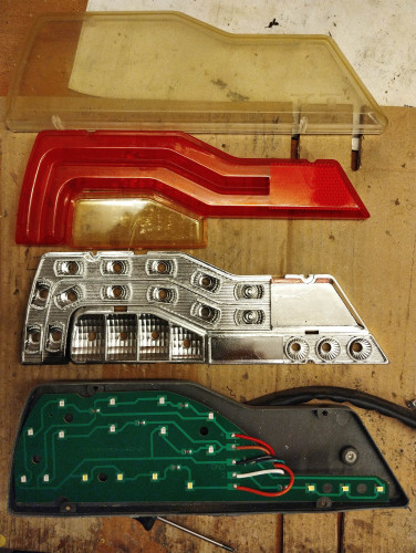 Original Rücklicht 260x85x25mm 2x M4x185mm 6pol Kabel 25cm,GND=sw/gn -3xLED-ws+ weiß Rückfahrlicht, GND=sw- 3+3-LED-rt+ rot Bremslicht, 2+3-LED-rt-+ braun Rücklicht, 4xLED-ws+ orange Blinker, (6x Vorwiderstand Rv=150R 1206 für 18x LED-2835 rot oder weiß)