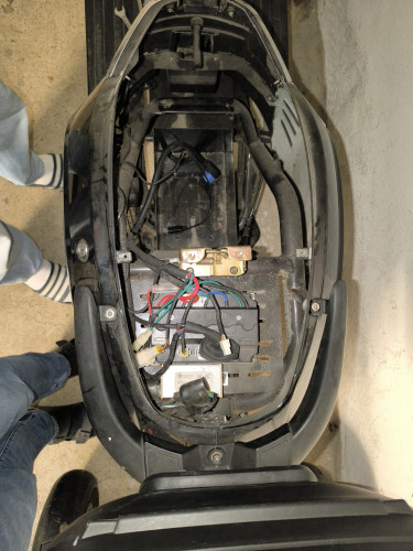 Blick von oben nach Ausbau von Sitzbank und Akkubehälter