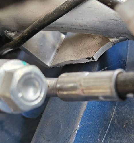 abgebrochene Aluhalterung