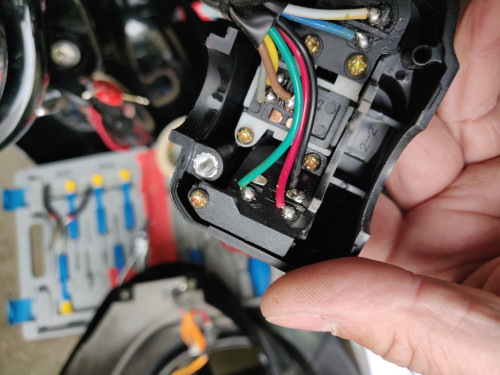 Lötpunkte am Lenker rechts , Tempomat Schalter messen