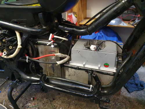 Das neue größere Ladegerät ist auch gut untergebracht. Sieht fast aus als ob dort die Kühlrippen eines Verbrennermotors sind.